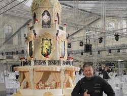 Mantan Juara Tinju Ini Alih Profesi Jadi Pembuat Kue Pengantin Megah