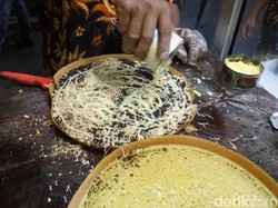 Menjajal Martabak Klasik, Sudah Ada Sejak 1981!