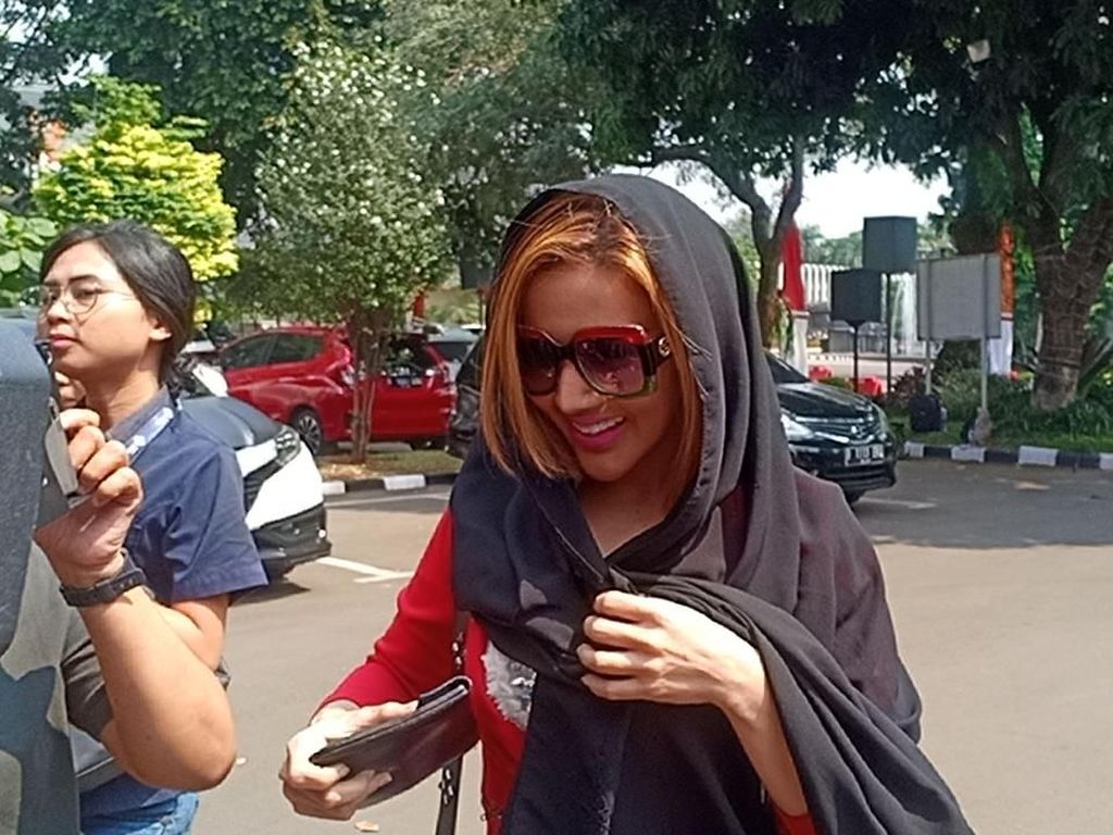 12 Jam! Barbie Kumalasari Dicecar Polisi di Kasus Ikan Asin 12 Jam! Barbie Kumalasari Dicecar Polisi di Kasus Ikan Asin