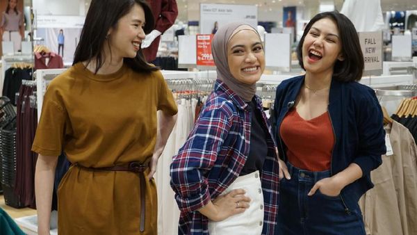 Tampilkan Sisi Feminin Lewat Gaya Kasual Maupun Formal