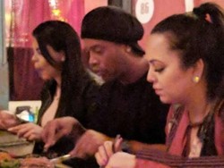 Beatriz dan Priscilla bersama-sama tinggal dengan Ronaldinho di sebuah rumah mewah di Rio. Pada suatu waktu, Beatriz dan Priscilla bersamaan diajak Ronaldinho melalukan perjalanan ke Jerman lalu mereka mempostingnya di Instagram.(Instagram)