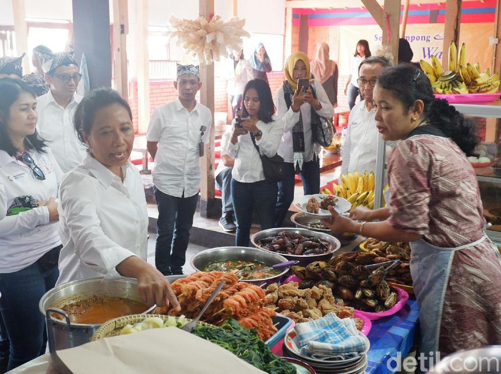 Cicipi Sego Tempong, Menteri Rini: Pedasnya Dahsyat Cicipi Sego Tempong, Menteri Rini: Pedasnya Dahsyat