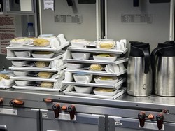 Seperti Ini Kesibukan Pramugari dan Chef Sajikan Makanan di Pesawat