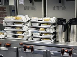 Seperti Ini Kesibukan Pramugari dan Chef Sajikan Makanan di Pesawat Seperti Ini Kesibukan Pramugari dan Chef Sajikan Makanan di Pesawat