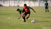 Timnas Indonesia U-19 melakukan latihan untuk persiapan laga uji coba melawan Persibo Bojonegoro, Deltras Sidoarjo, dan Persekabpas Pasuruan.