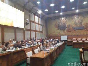 Rapat Bareng DPR, Menperin Ditanya Peredaran Baja Abal-abal