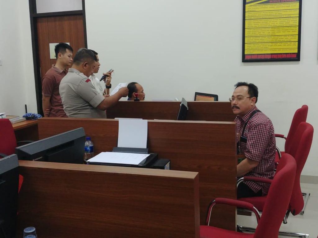 Hakim yang Dipukul Pengacara TW Masih Buat Laporan di Polres Jakpus Hakim yang Dipukul Pengacara TW Masih Buat Laporan di Polres Jakpus