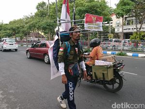 Pria Ini Sambut HUT RI dengan Jalan Mundur dari Tulungagung ke Jakarta