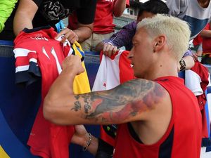 Kalah Taruhan, Mesut Oezil Kini Punya Rambut Pirang