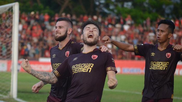 PSM MAKASSAR KALAHKAN BHAYANGKARA FC Pesepak bola PSM Makassar Marc Anthony Klok (tengah) bersama rekannya Aaron Michael Evans (kiri) dan M Rahmat (kanan) merayakan gol pada laga lanjutan Shopee Liga 1 2019 di Stadion Andi Mattalatta, Makassar, Sulawesi Selatan, Sabtu (13/7/2019). PSM Makassar menang atas Bhayangkara FC dengan skor 2-1. ANTARA FOTO/Sahrul Manda Tikupadang/foc.