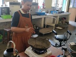 Limbah Plastik Bisa untuk Campuran Aspal, Sedang Diteliti Mahasiswa ITS