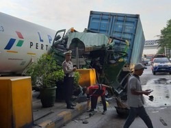 Truk Kontainer Tabrak Beton Pembatas di GT Tol Cililitan