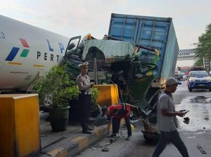 Truk Kontainer yang Tabrak Pembatas di GT Cililitan Alami Rem Blong Truk Kontainer yang Tabrak Pembatas di GT Cililitan Alami Rem Blong