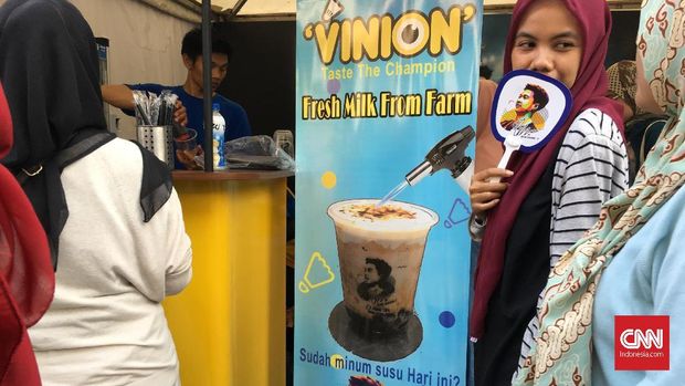 Para pengunjung memadati kedai susu Vinion milik Kevin Sanjaya di Indonesia Open 2019. (