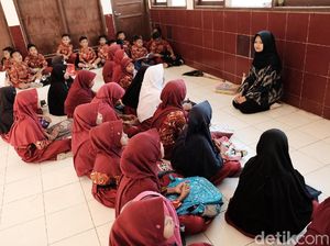 Sekolah Terbakar, Puluhan Murid SD di Karawang Belajar Berlesehan