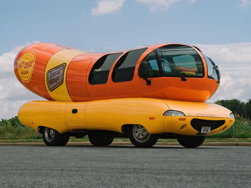 Serunya Jalan-jalan dan Bermalam di Mobil Berbentuk Hot Dog