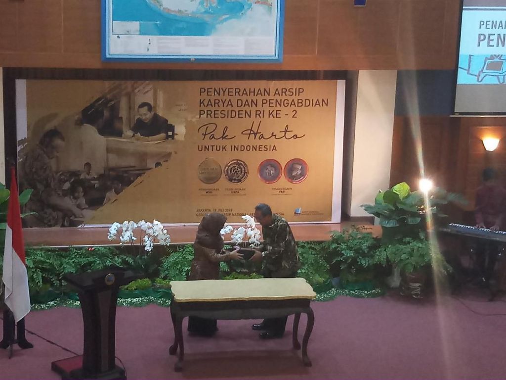 Mbak Tutut Serahkan Arsip Statis Presiden Soeharto ke ANRI