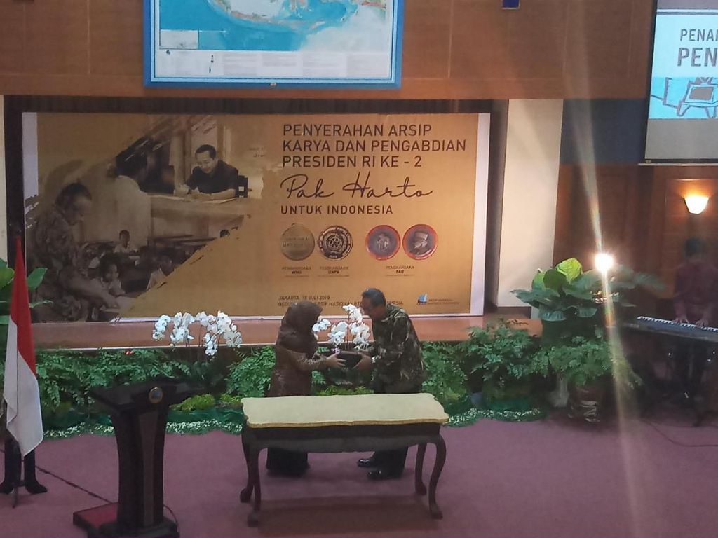 Mbak Tutut Serahkan Arsip Statis Presiden Soeharto ke ANRI Mbak Tutut Serahkan Arsip Statis Presiden Soeharto ke ANRI