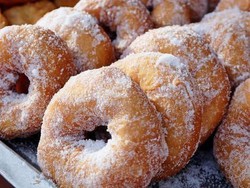 Menu Harian Ramadhan ke-14 : Spesialnya Buka Puasa dengan Donat Kentang Empuk