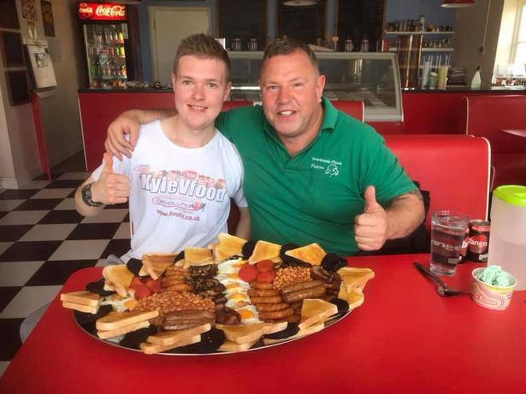 Wow! Pria Ini Habiskan 3,5 Kg English Breakfast untuk Sarapan Wow! Pria Ini Habiskan 3,5 Kg English Breakfast untuk Sarapan