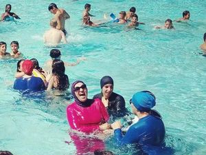 Italia Larang Wanita Muslim Renang Pakai Burkini