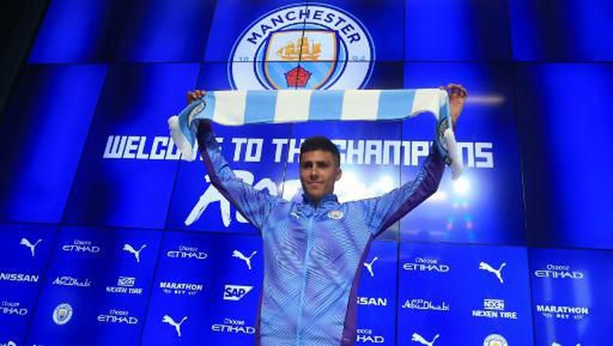 Pemain Manchester City, Rodri, saat perkenalan. (Foto: Lindsey Parnaby/AFP)