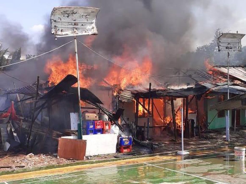 Permukiman Padat di Bintaro Terbakar, 10 Unit Mobil Damkar Dikerahkan Permukiman Padat di Bintaro Terbakar, 10 Unit Mobil Damkar Dikerahkan