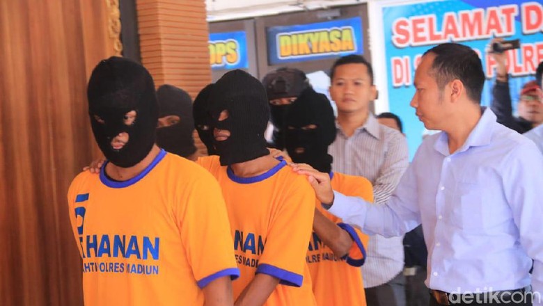 Enam Oknum Bonek Kaprikornus Tersangka Perusakan Truk dan Penganiayaan Sopir Enam Oknum Bonek Kaprikornus Tersangka Perusakan Truk dan Penganiayaan Sopir