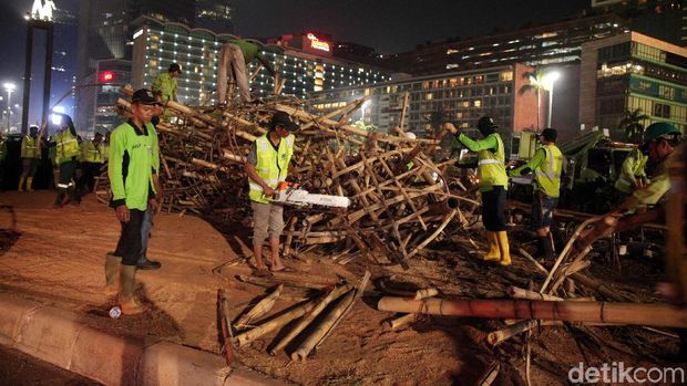 Pembongkaran Bambu Getah Getih di Bundaran HI /