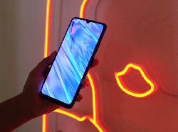 Anak Zaman Now Dikit-dikit Cekrek, Ponsel Ini Cocok Banget