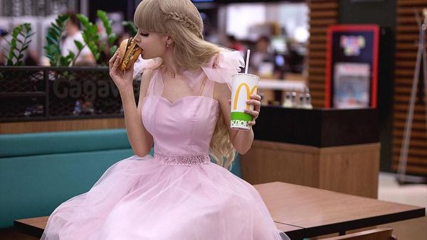 Ini Gaya Manis Model Angelica Kenova, Barbie Rusia yang Hobi Ngopi