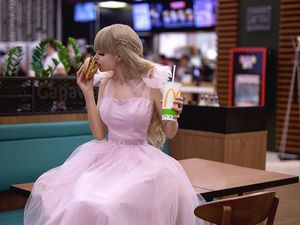 Ini Gaya Manis Model Angelica Kenova, Barbie Rusia yang Hobi Ngopi Ini Gaya Manis Model Angelica Kenova, Barbie Rusia yang Hobi Ngopi