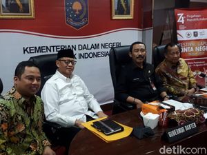Wali Kota Tangerang Tiba di Kemendagri untuk Mediasi dengan Menkum HAM Wali Kota Tangerang Tiba di Kemendagri untuk Mediasi dengan Menkum HAM