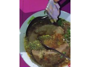 Bukan Keju Atau Urat, Bakso Ini Isinya Uang Tunai! Bukan Keju Atau Urat, Bakso Ini Isinya Uang Tunai!