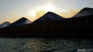 Ini Potret Muatan Batu Bara yang Terbakar di Merak