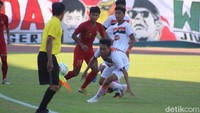 Persibo sebenarnya mempunyai kesempatan emas untuk mencetak gol pada menit ke-23. Bek Timnas U-19, Bayu Fiqri, melakukan pelanggaran pada salah satu pemain Laskar Angling Dharma, wasit menunjuk titik putih.