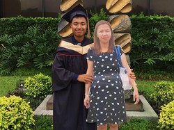 Bawa Papan Bergambar Ibunya di Wisuda, Postingan Pria Ini Penuh Haru