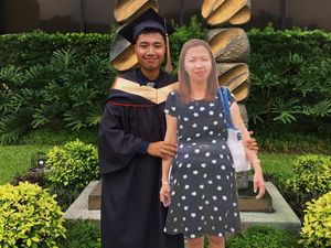 Bawa Papan Bergambar Ibunya di Wisuda, Postingan Pria Ini Penuh Haru Bawa Papan Bergambar Ibunya di Wisuda, Postingan Pria Ini Penuh Haru