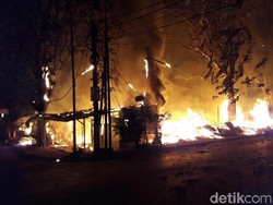 Lapak Warung Makan di Bekasi Terbakar, Jalan Sekitar Ditutup