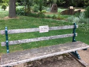 Polisi Inggris Buat Bangku Wajib Ngobrol Buat Lansia