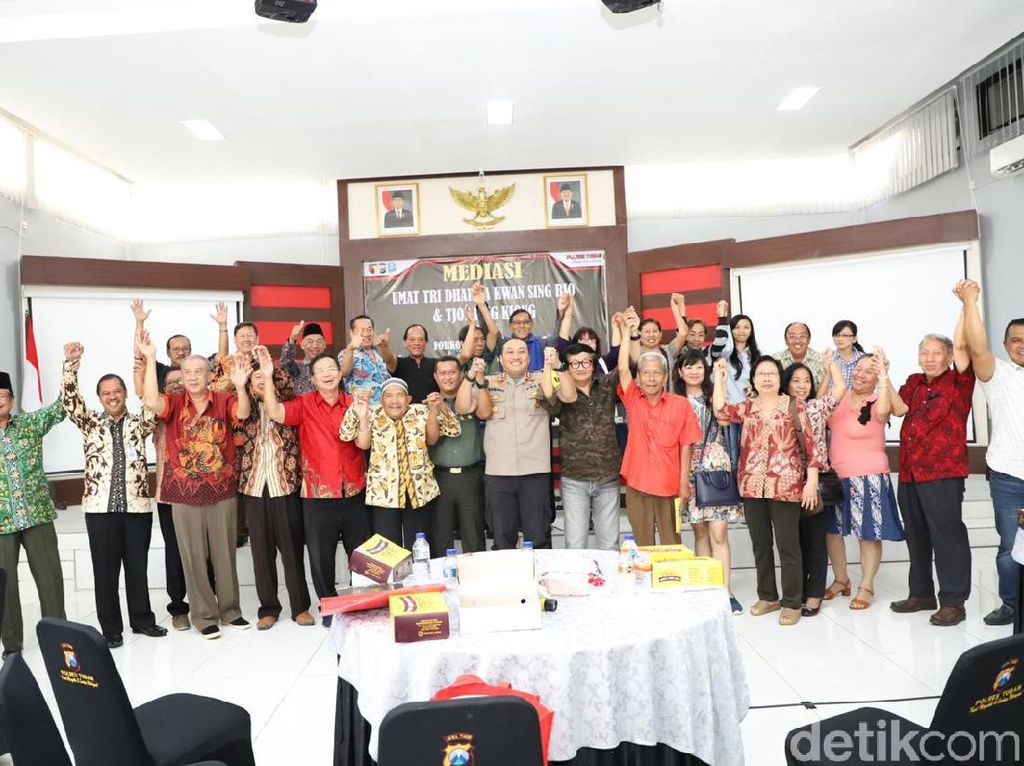 Polisi Gelar Mediasi 2 Kubu Pengurus Kelenteng di Tuban yang Beda Pandangan Polisi Gelar Mediasi 2 Kubu Pengurus Kelenteng di Tuban yang Beda Pandangan