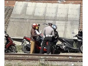 Viral Foto Polisi Razia Pemotor di Bantaran Rel, Begini Faktanya