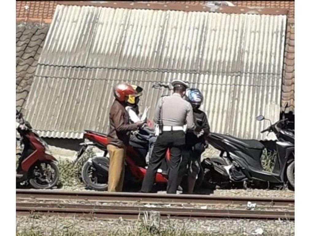 Viral Foto Polisi Razia Pemotor di Bantaran Rel, Begini Faktanya Viral Foto Polisi Razia Pemotor di Bantaran Rel, Begini Faktanya