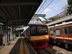Percikan Api Sempat Muncul di KRL Akibat Kena Lemparan Tawuran di Manggarai Percikan Api Sempat Muncul di KRL Akibat Kena Lemparan Tawuran di Manggarai