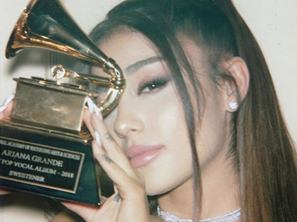 Yeay! Ariana Grande Senang Bisa Pegang Piala Grammy Pertamanya Yeay! Ariana Grande Senang Bisa Pegang Piala Grammy Pertamanya