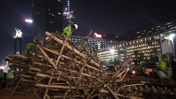 Potret Pembongkaran Bambu Getah Getih di Bundaran HI