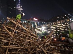 Potret Pembongkaran Bambu Getah Getih di Bundaran HI