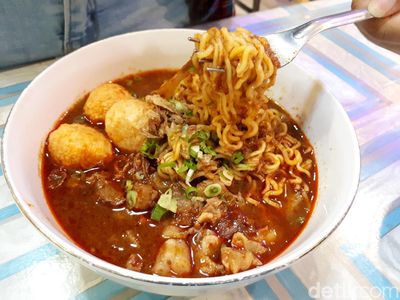 Huahh! 20 Seblak Pedas Nampol Ada di Sini