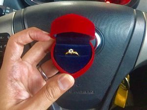 Batal Tunangan, Pria Ini Bagikan Cincinnya Secara Cuma-Cuma
