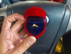 Batal Tunangan, Pria Ini Bagikan Cincinnya Secara Cuma-Cuma